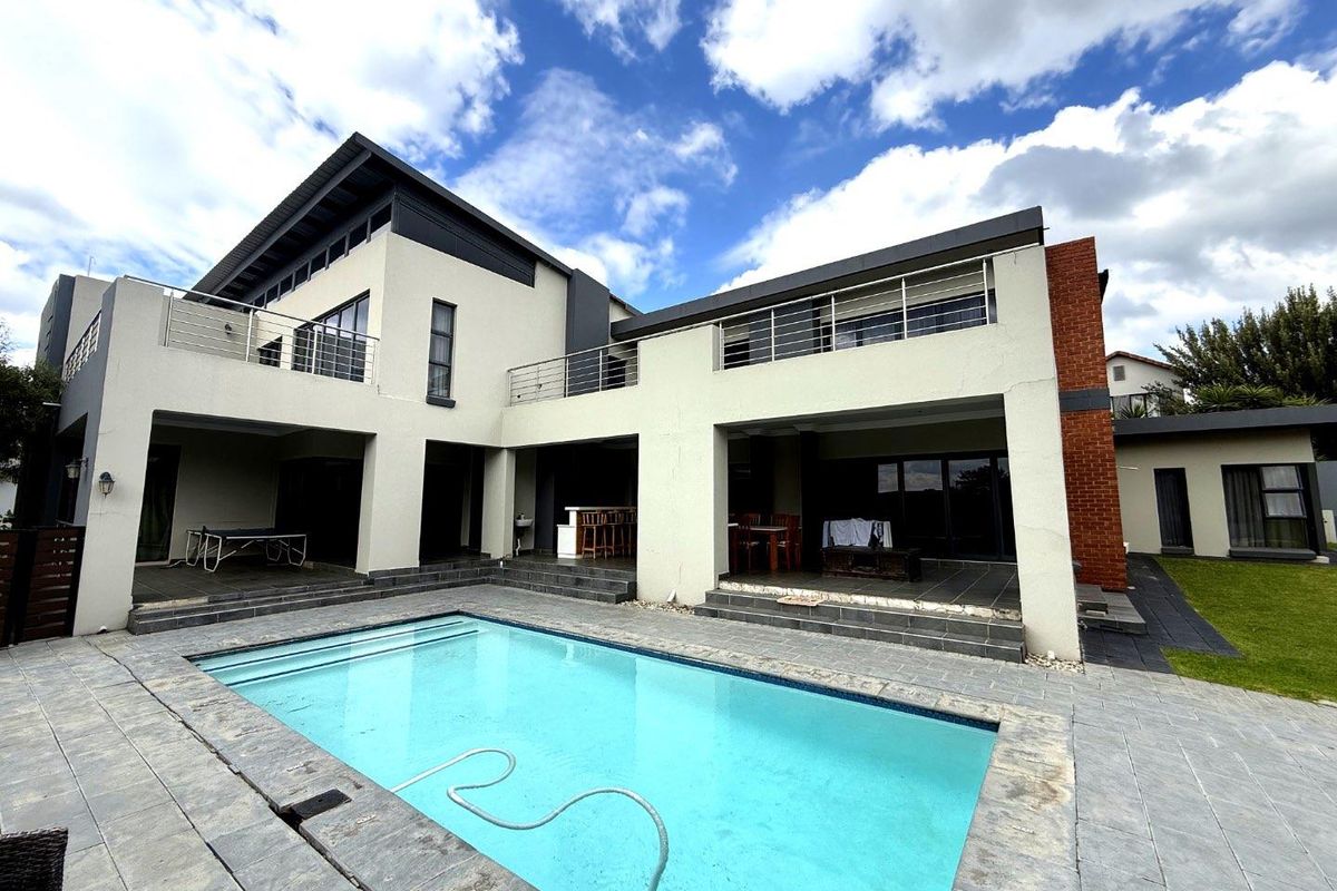 Golf Estate Living at its best - Designed for family and Entertaining - Photo 2