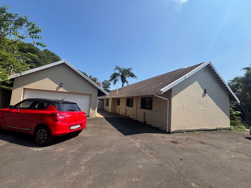 Spacious 4-Bedroom Family Home with Pool & Cottage to Rent in Kloof - Photo 6