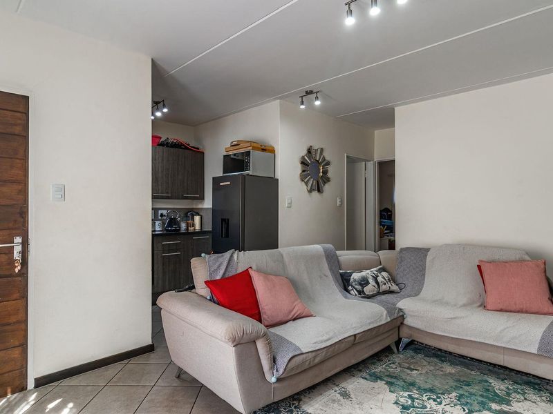 2 bedroom Ground Floor Apartment in a Secure Estate - Photo 5