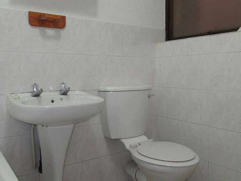 Charming 2‐Bedroom Sectional Title Unit in Vibrant Johannesburg South - Photo 10