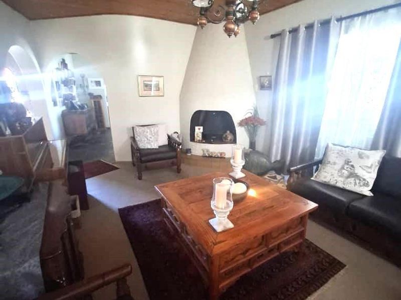 Spacious Home for an extended family, including 2 flats for rental potential - Photo 4