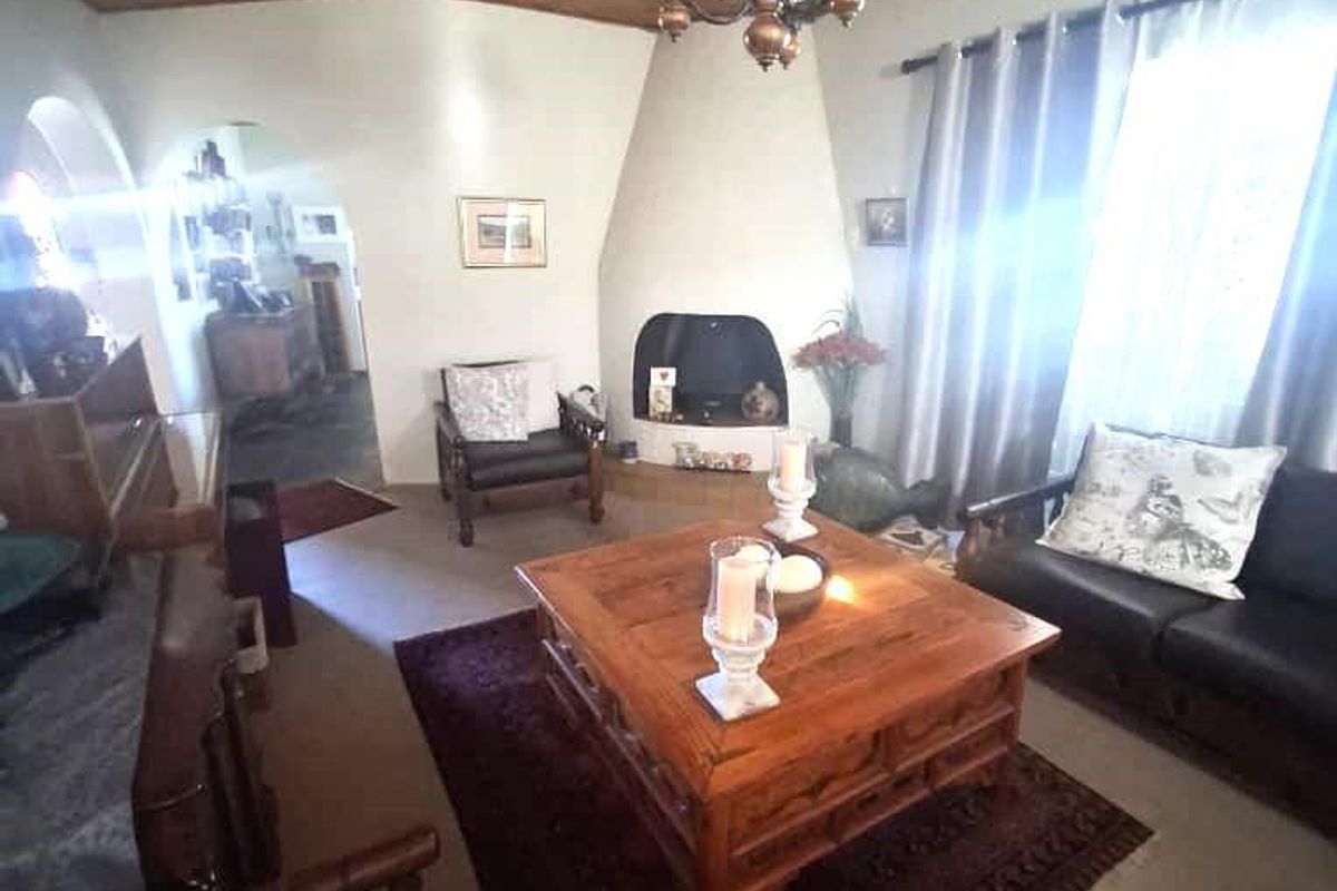 Spacious Home for an extended family, including 2 flats for rental potential - Photo 4