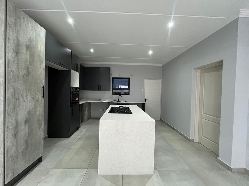 A MODERN APARTMENT IN BRYANSTON AWAITS YOU. - Photo 3
