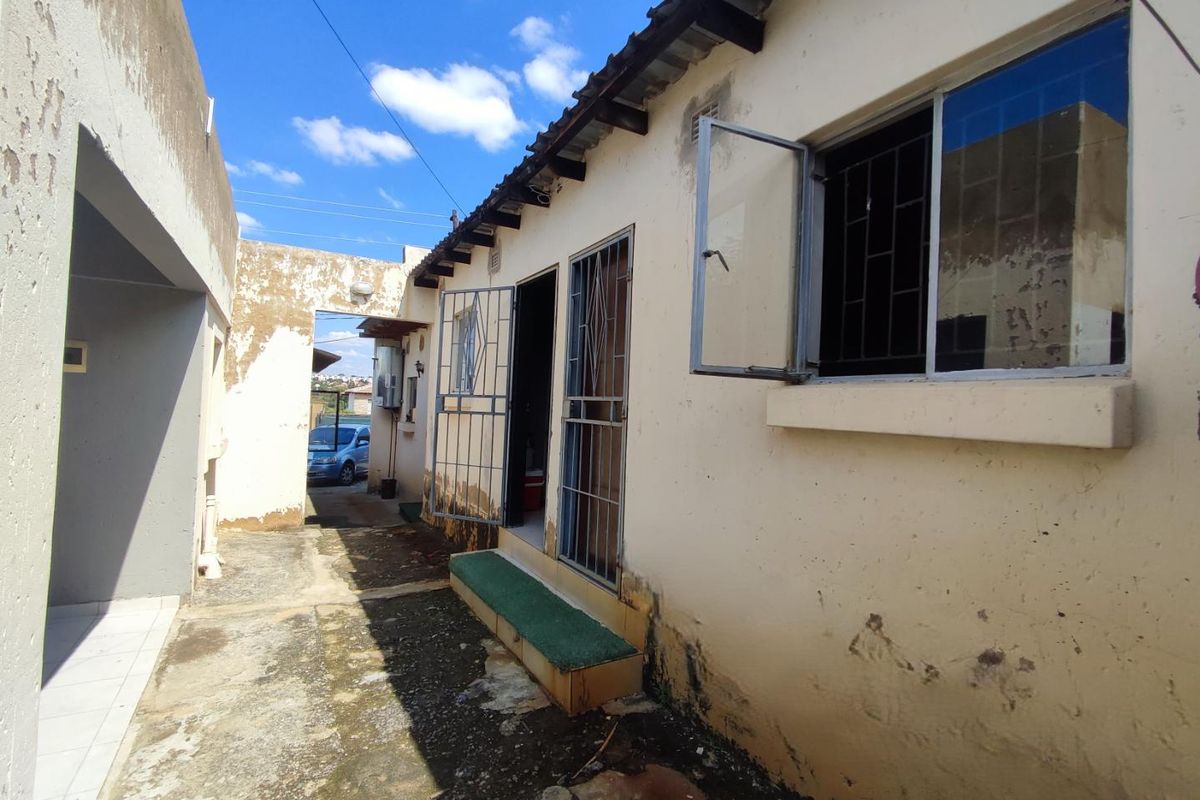 6 Bedroom House for Sale in Cosmo City - Photo 3