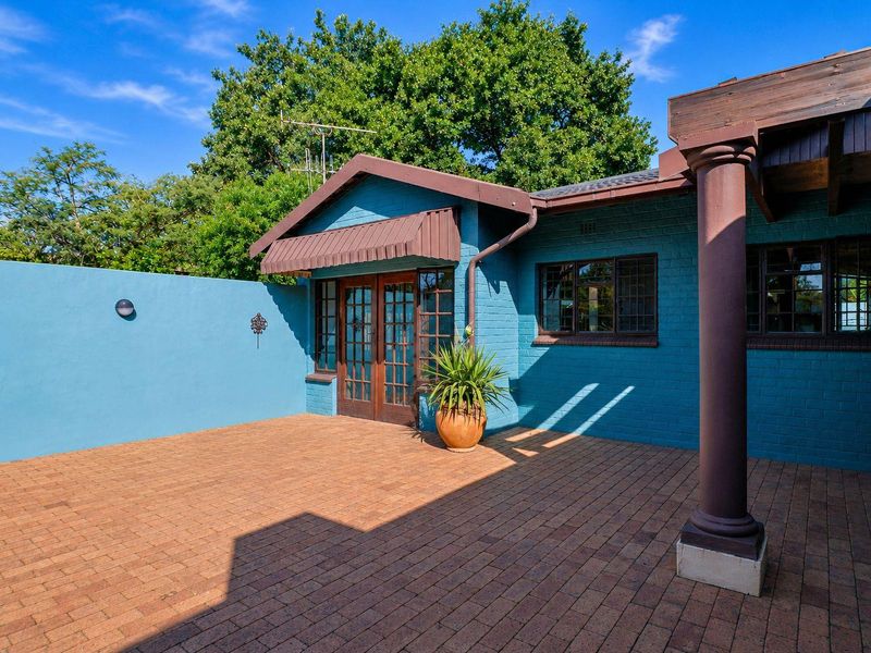 Spacious, Happy Family Home, set on a large stand. - Photo 4