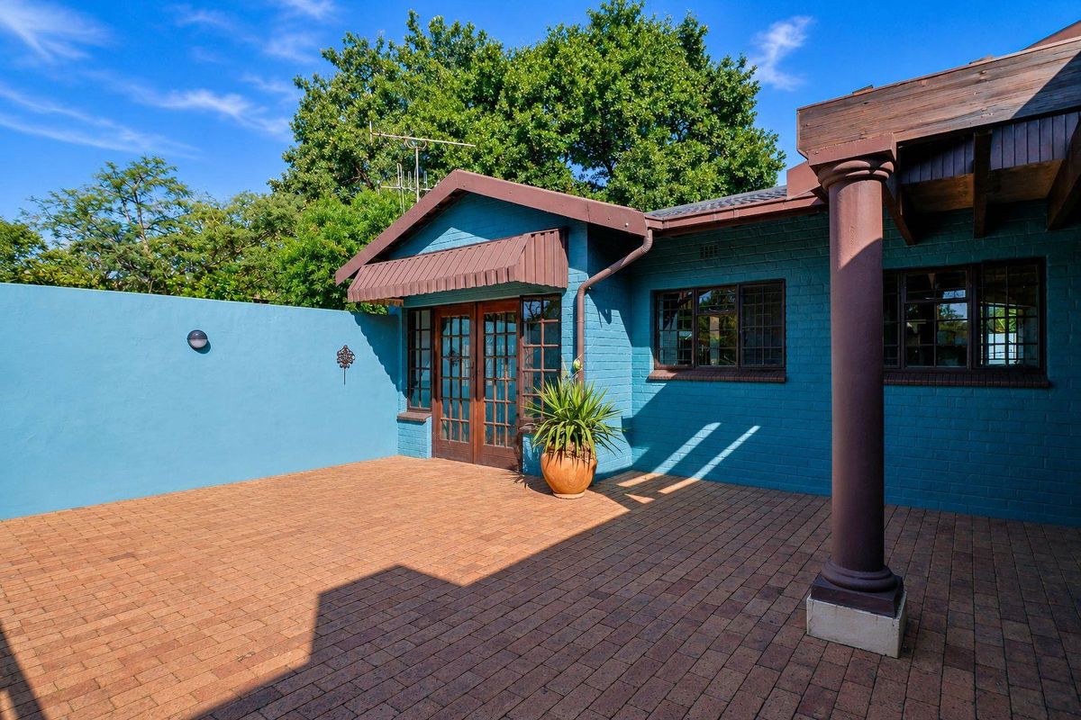 Spacious, Happy Family Home, set on a large stand. - Photo 4
