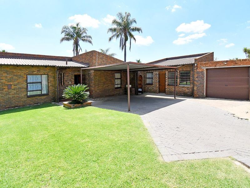 Entertainers Delight with a granny flat and pool - Photo 3