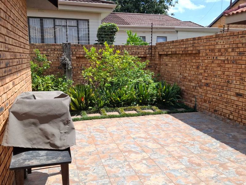 Beautiful Spacious Cluster Home - Photo 9