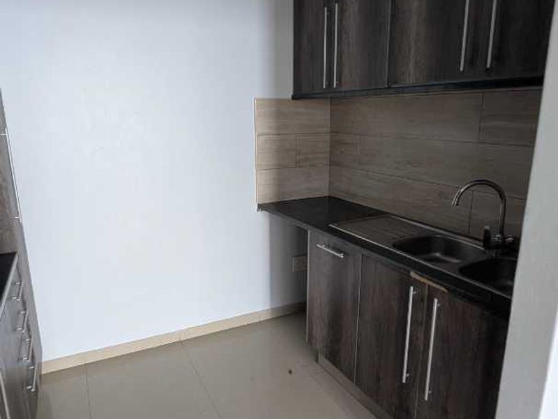 Sleek and contemporary 3 Bedroom home - Photo 7