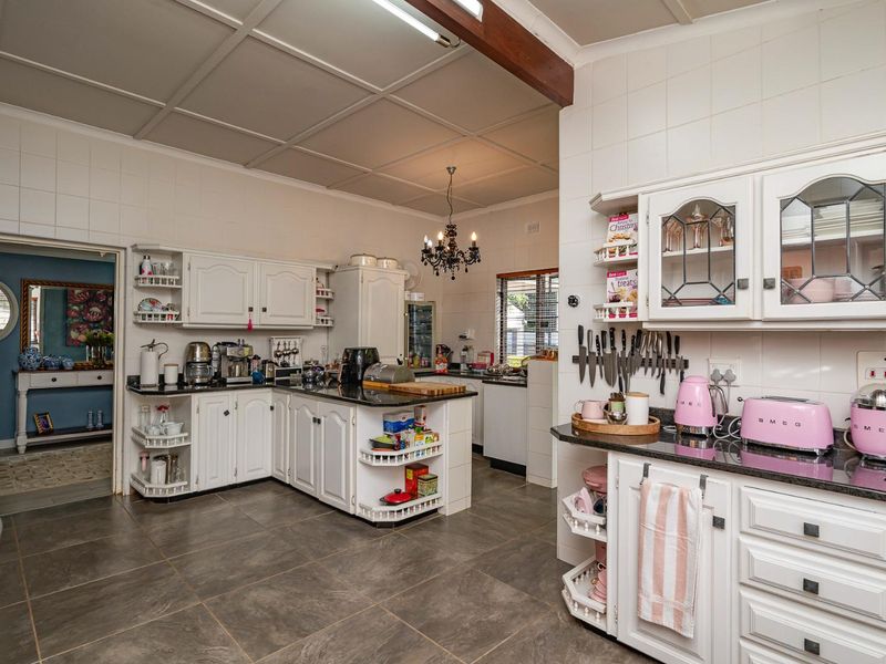 Private Estate – Three Unique Residences - Photo 10