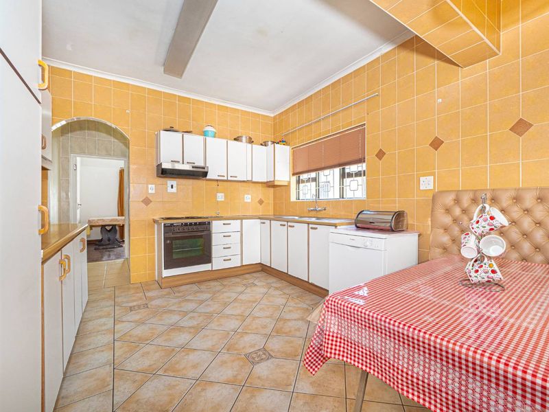 With Table Mountain in sight 5 bedroom,3.5  bathroom plus separate flat & Garage. - Photo 9