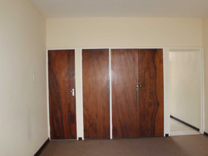 Spacious Bachelor Apartment To Let | Kronendal, 40 Troye Street - Sunnyside, Pretoria - Photo 8