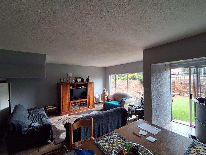 PET FRIENDLY TOWNHOUSE - BRACKENHURST - Photo 4