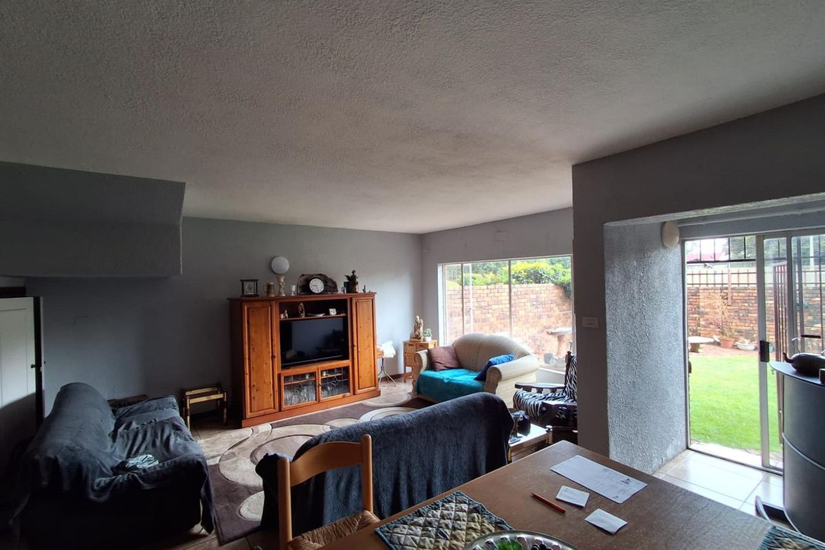 PET FRIENDLY TOWNHOUSE - BRACKENHURST - Photo 4