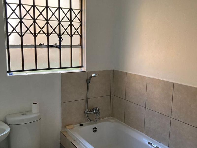 THREE BEDROOM TOWNHOUSE FOR SALE IN DAWN PARK - Photo 10