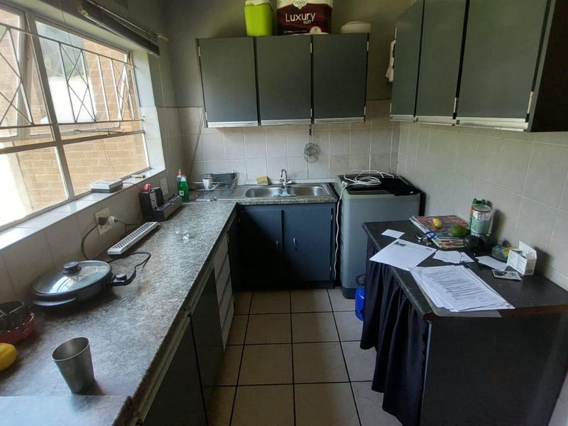 Charming 2-Bed Ground Floor Unit with Garden! - Photo 3