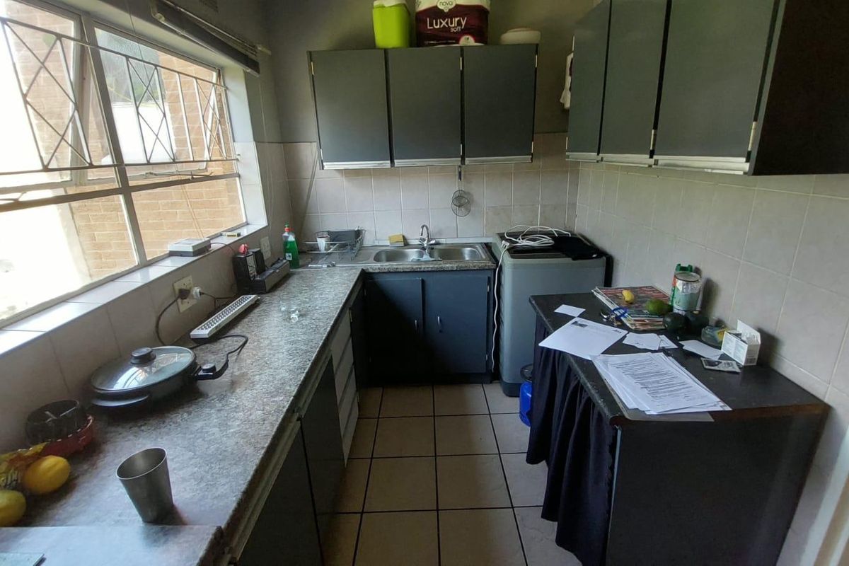 Charming 2-Bed Ground Floor Unit with Garden! - Photo 3