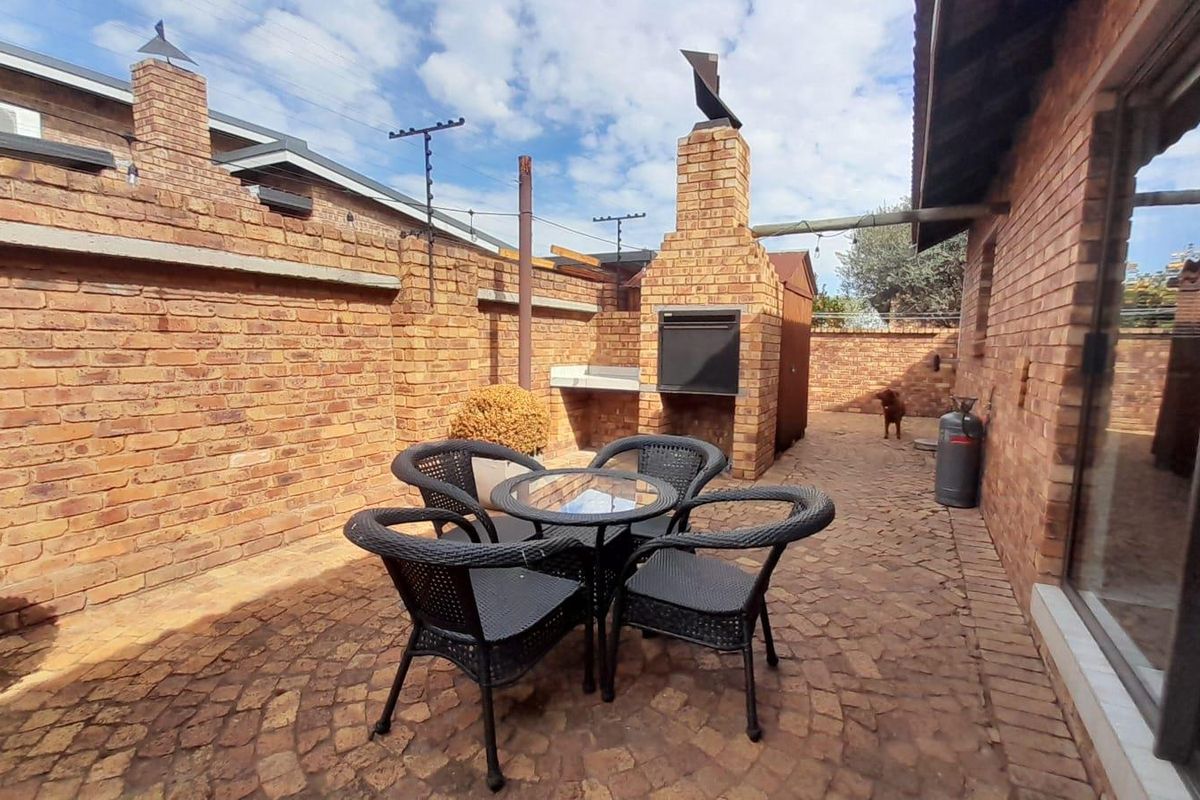 Gorgeous Cluster Home In Pomona - Photo 3