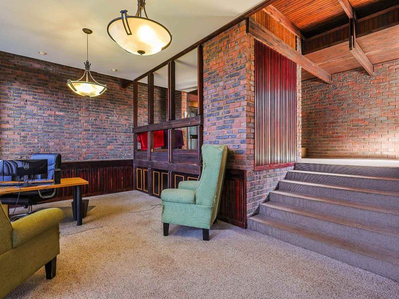 Spacious 3-Bedroom Family Home with Pool - Photo 10