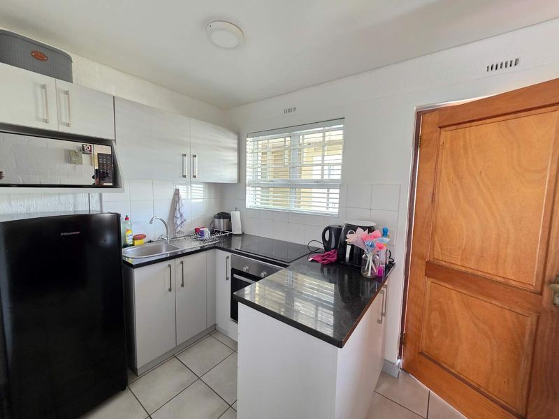 Beautifully renovated and furnished 2 Bed 1 Bath Apartment with Balcony - Photo 7