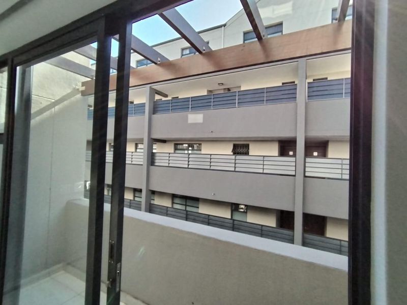 Modern and beautiful duplex apartment in Menlo Park. - Photo 2