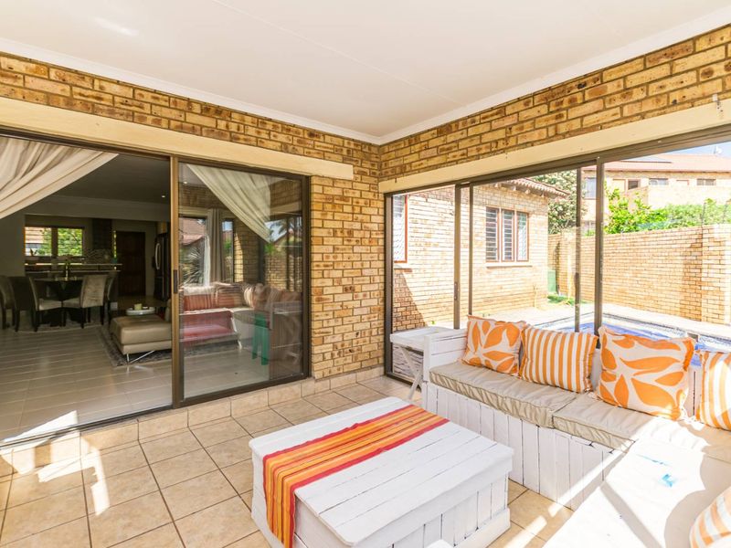 Perfect for families - modern Home with pool and garden - Photo 6