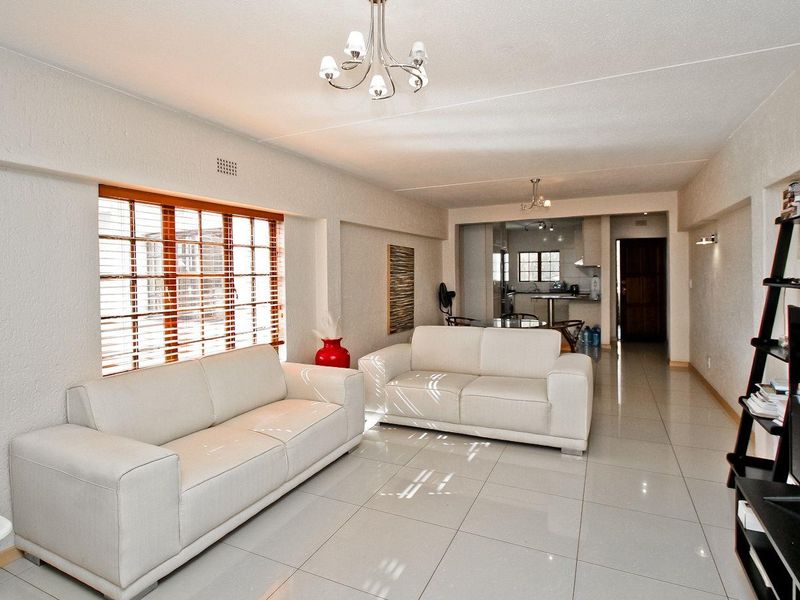 STUNNING 2 BED APARTMENT - Photo 5