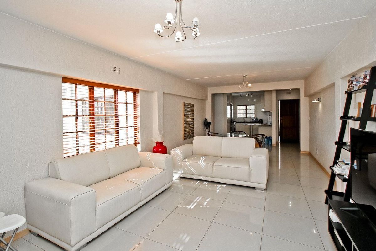 STUNNING 2 BED APARTMENT - Photo 5