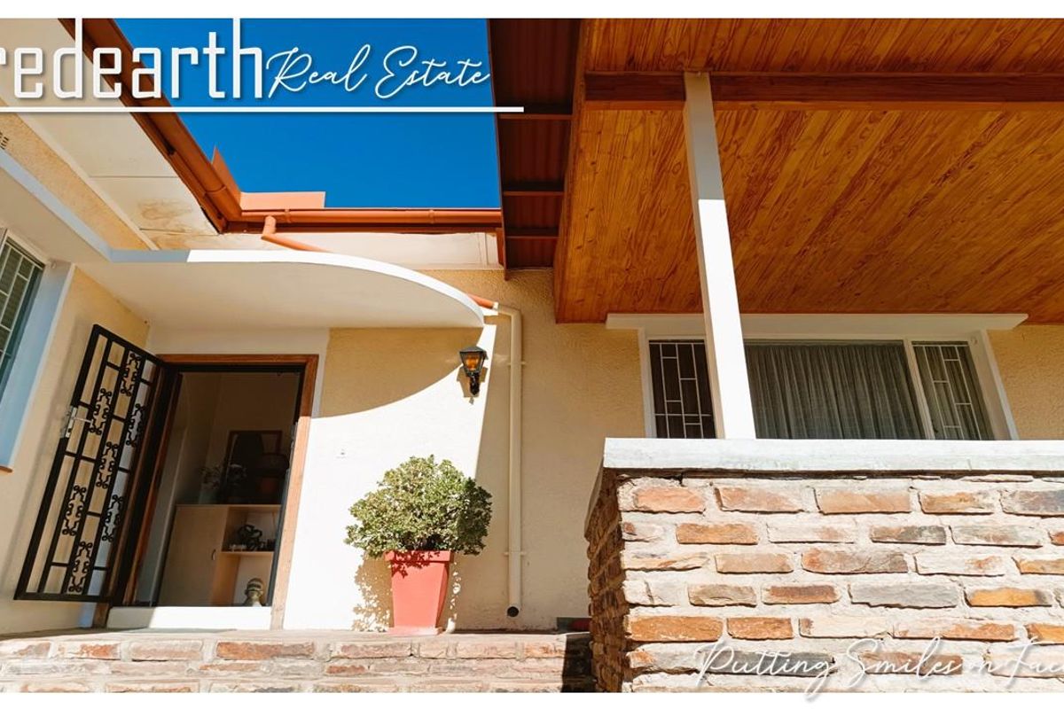 "A Versatile Rental Retreat in Klein Windhoek- Berg Street" - Photo 4