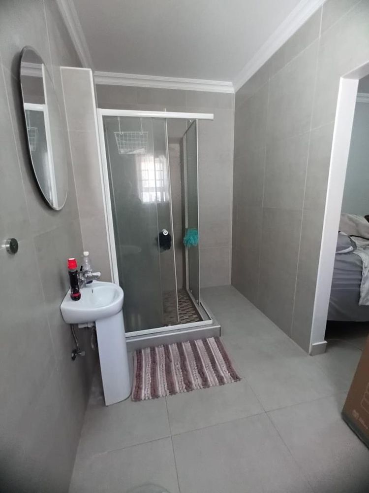 Unit 1 - 2 main bedroom bathroom 