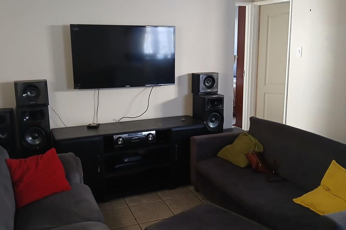 Charming Two-Bedroom House for Rent in Kraaifontein, Scottsdene - Photo 3