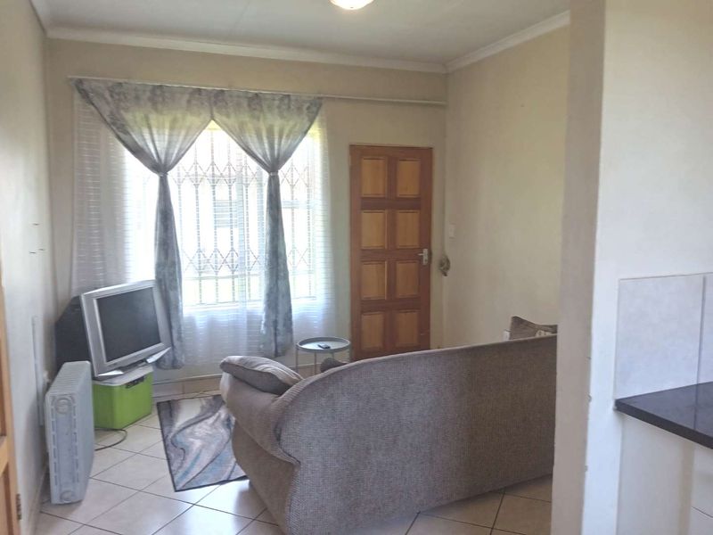 THREE BEDROOM TOWNHOUSE FOR SALE IN DAWN PARK - Photo 4