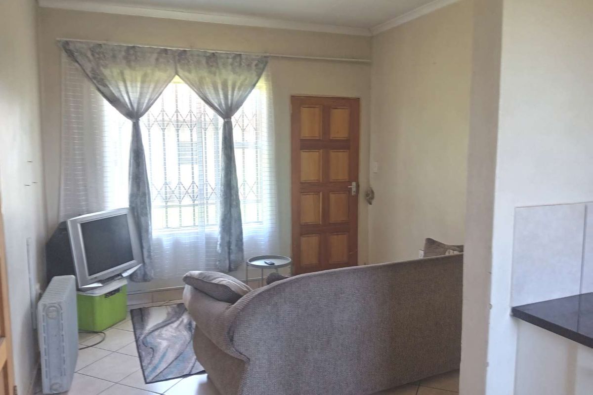 THREE BEDROOM TOWNHOUSE FOR SALE IN DAWN PARK - Photo 4