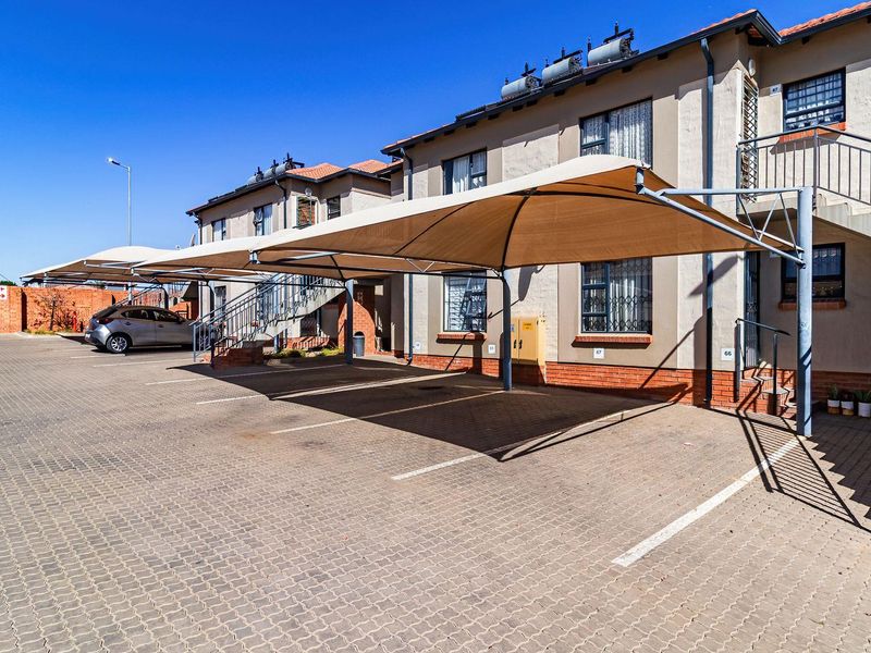 2 bedroom Ground Floor Apartment in a Secure Estate - Photo 2