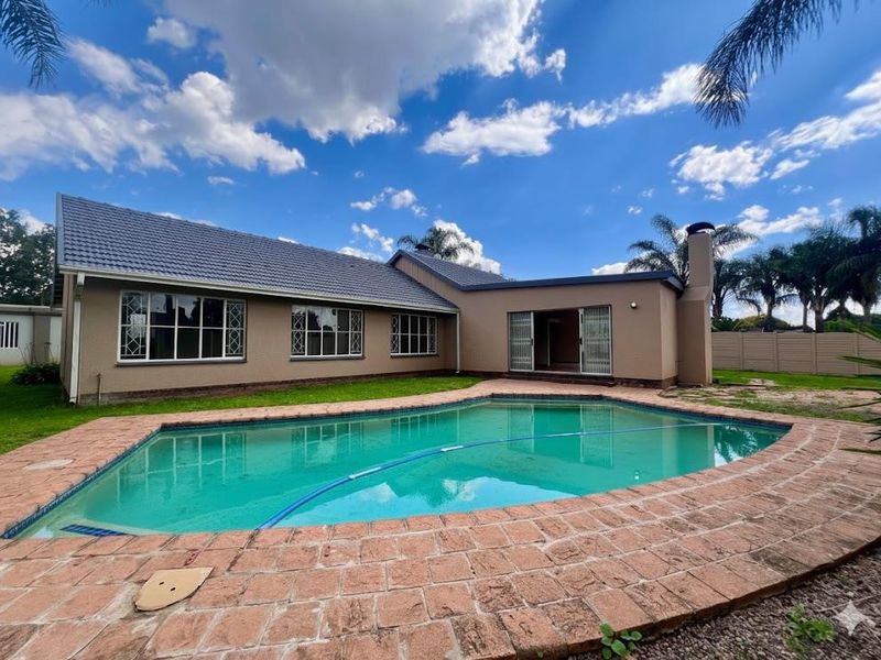 Neat as a Pin and Ready for Your Family. - Photo 5