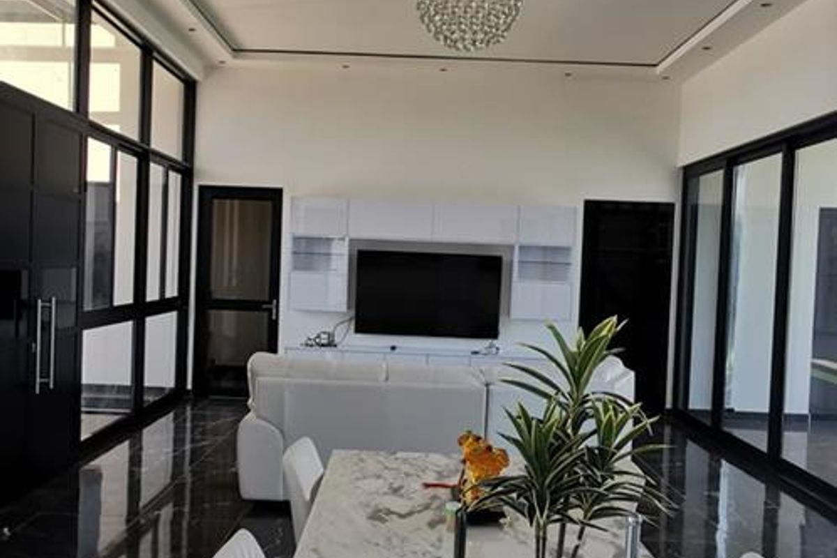 IMMACUATE 4 BEDROOM HOUSE FOR SALE IN ACADEMIA EXT 1: PRICE REDUCED!! - Photo 4