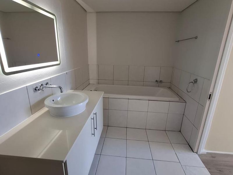 LONG TERM RENTAL - Large unfurnished  2 bedroom apartment in Piazza St John's - Photo 10