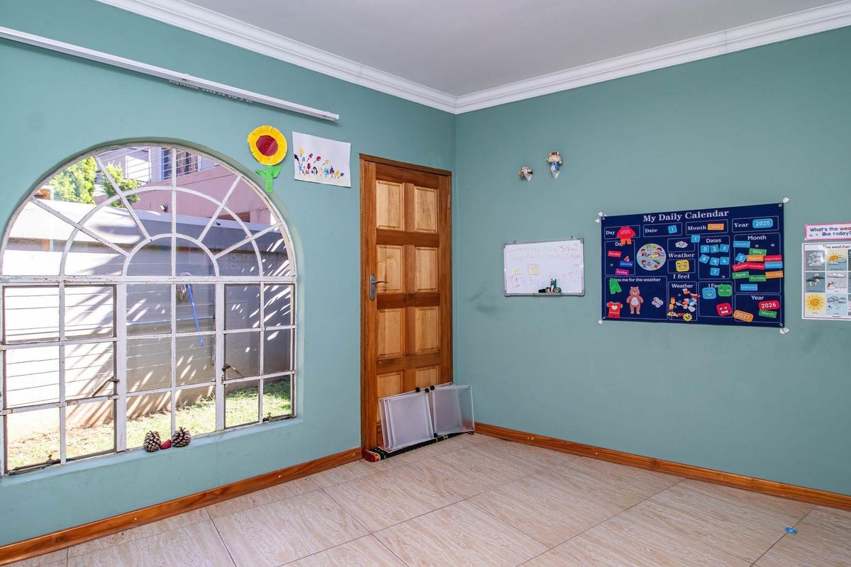 Your Dream Home Awaits in Sought-After La Como Lifestyle Estate! - Photo 5