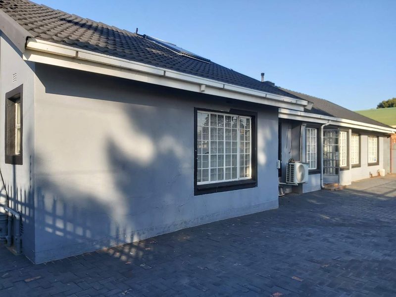 Gorgeous 5 Bedroom home - Photo 1