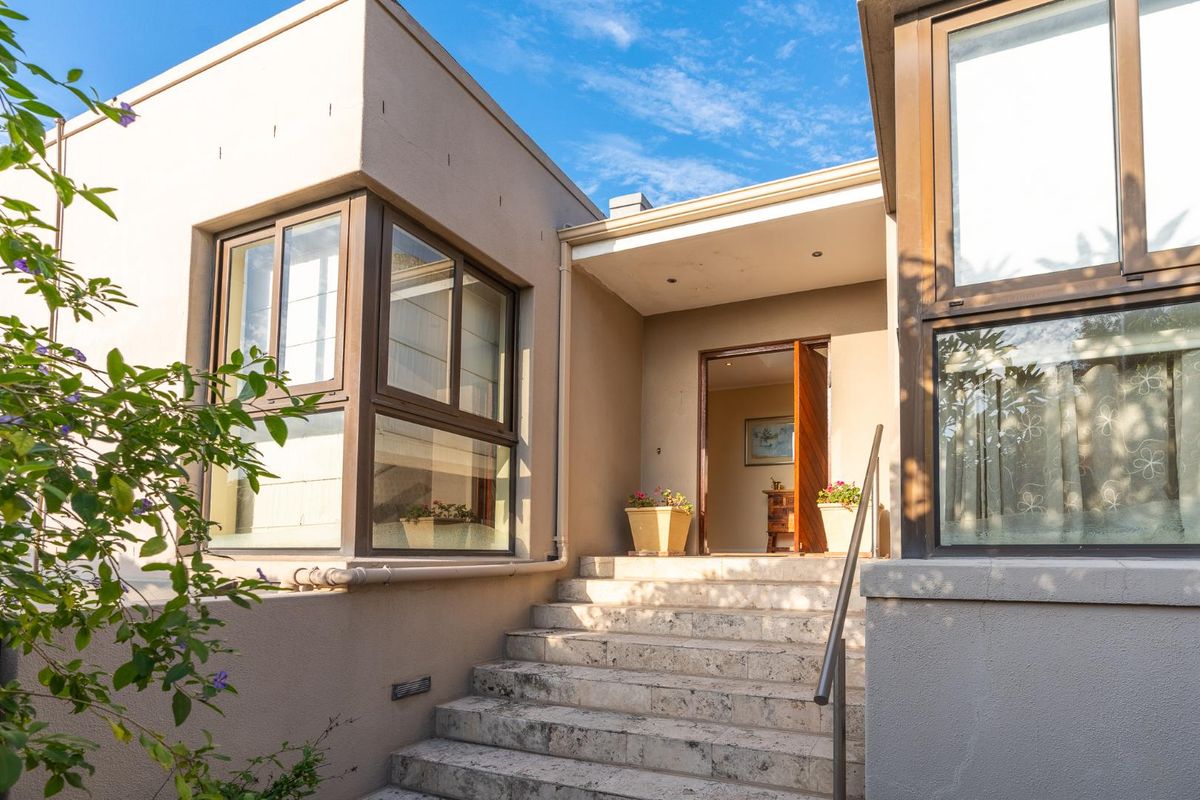 Family Living in the Heart of Fresnaye - Photo 3