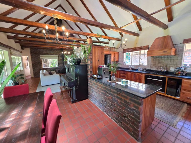 Expansive 4 Bed Home Plus 2 Flatlets, set in Parklike Gardens. - Photo 9