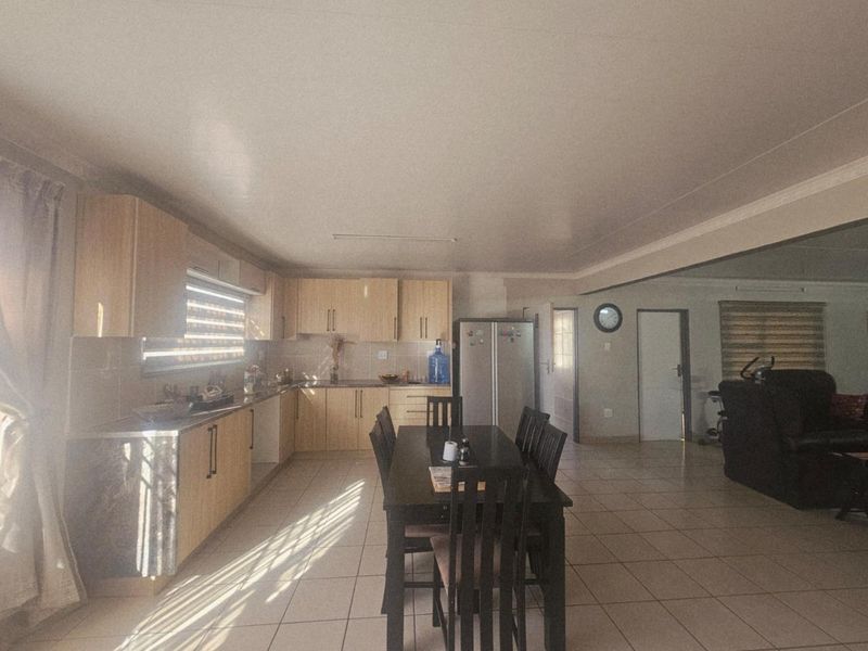 Versatile Investment Property with Main Residence and Student Accommodation - Photo 8