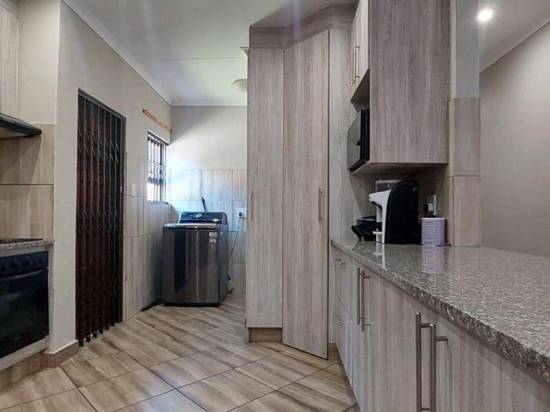 Charming Townhouse in Secure Pretoria North Complex! - Photo 4