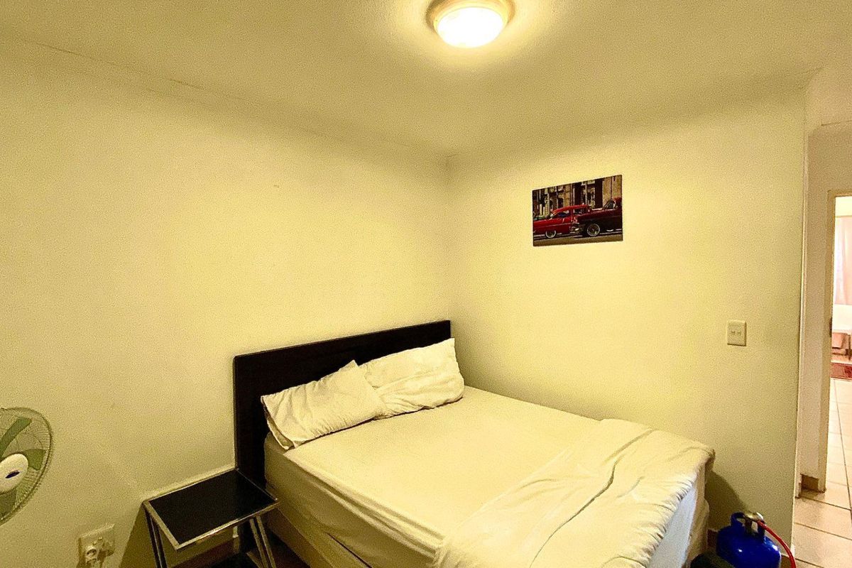 Clean and Modern - Photo 4