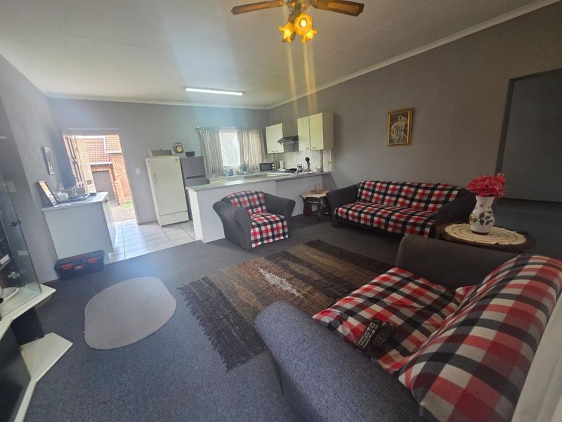 Spacious 3-Bedroom Facebrick Townhouse in Prime Groblerpark - Photo 2