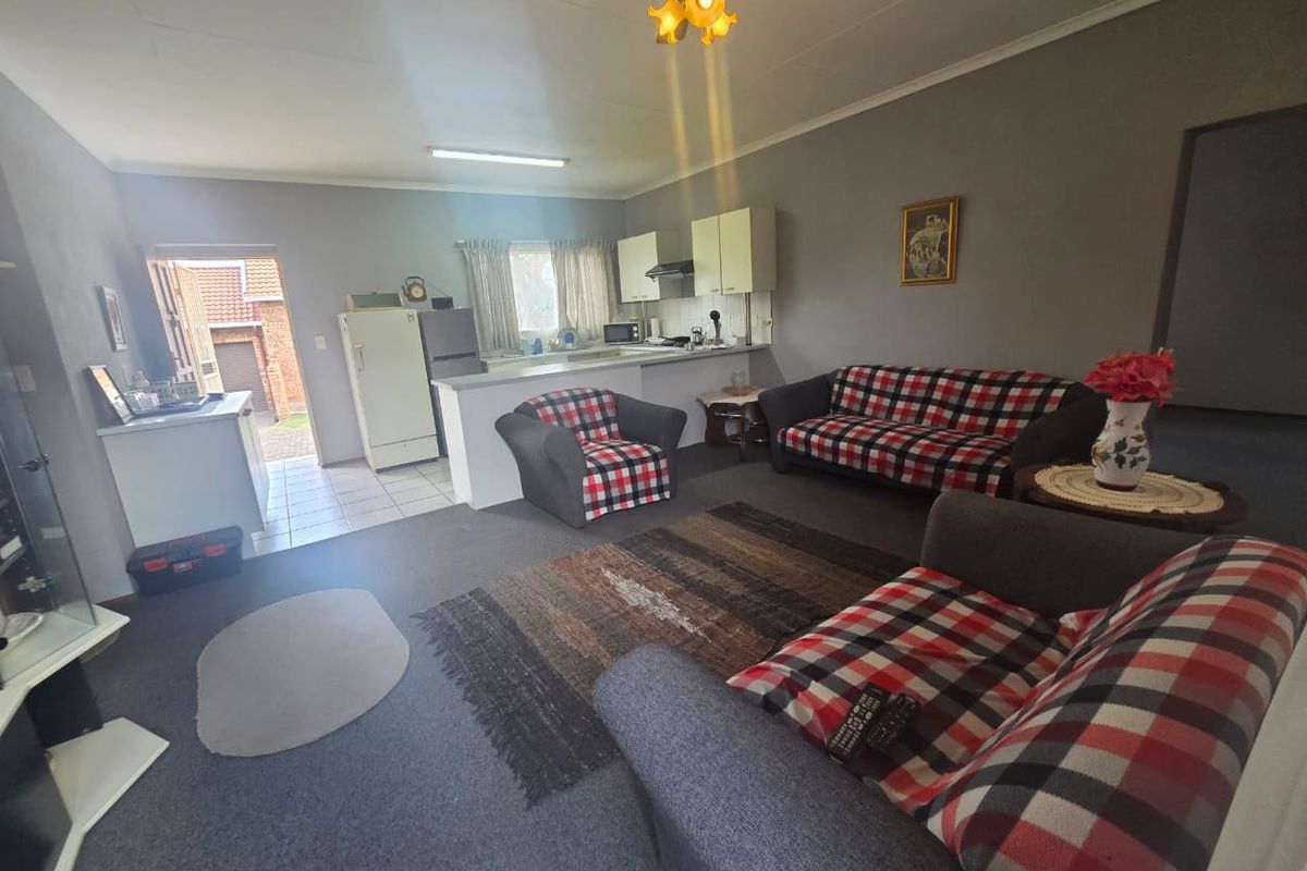 Spacious 3-Bedroom Facebrick Townhouse in Prime Groblerpark - Photo 2