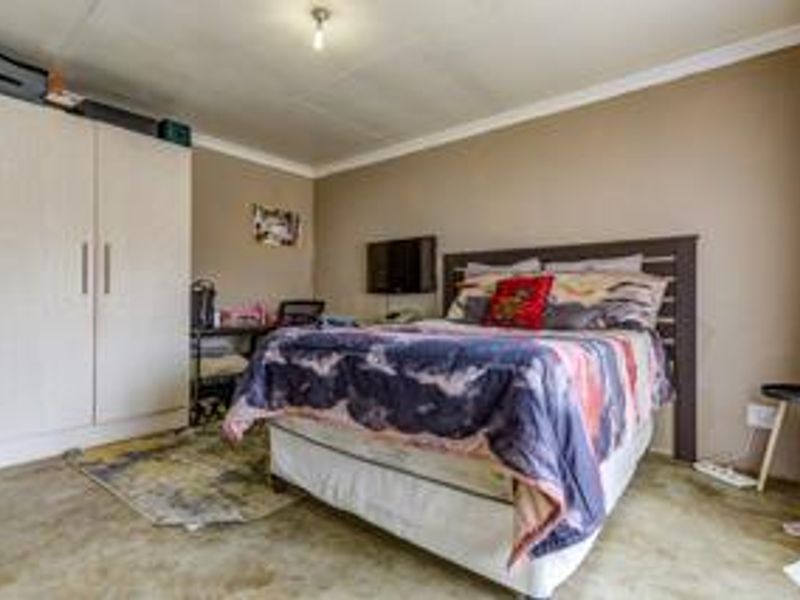 3 Bedroom Suburban Home - Photo 9