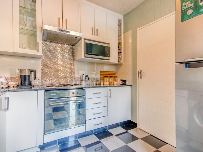 Unfurnished spacious garden unit in secure complex - Photo 9