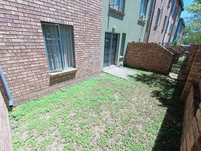 Property #2467445, Apartment For Sale in Rooihuiskraal North