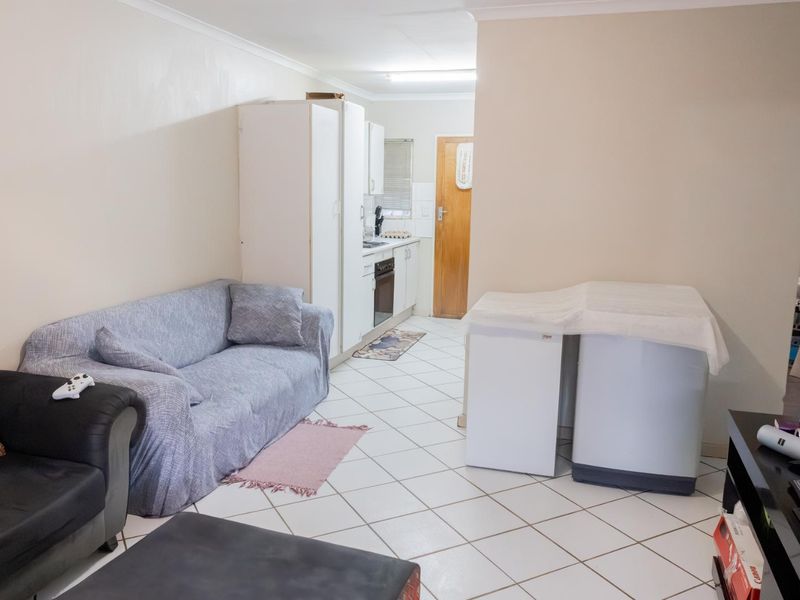 FOR SALE: 2-Bedroom Simplex in Moreleta Park - Photo 2